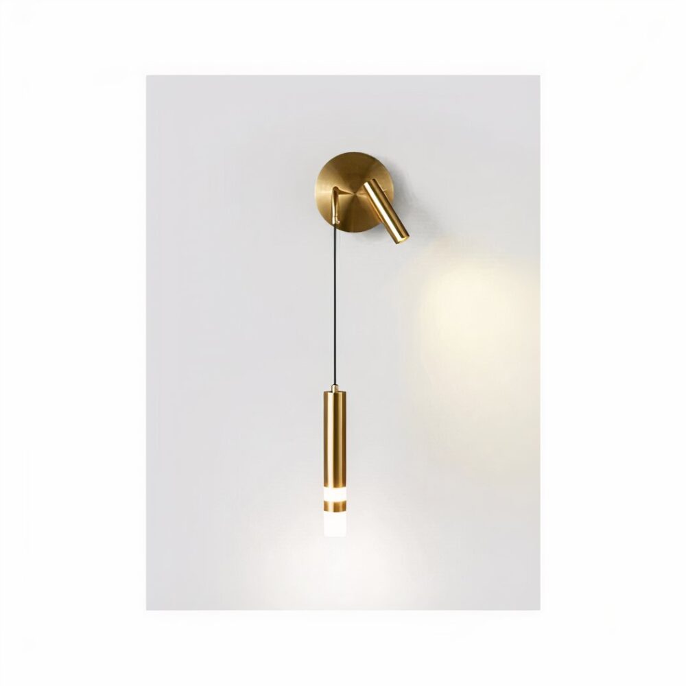 Wandleuchte mit rundem, goldfarbenem Sockel, der an der Wand befestigt ist, röhrenförmige Aufhängung, deren Ende leuchtet. Rechts ein eingeschaltetes, goldenes, nach rechts gerichtetes Leselicht.