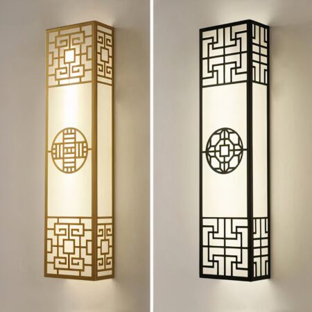 man sieht zwei Wandleuchten im japanischen Stil, eine schwarze und eine goldene auf einem beigen Hintergrund