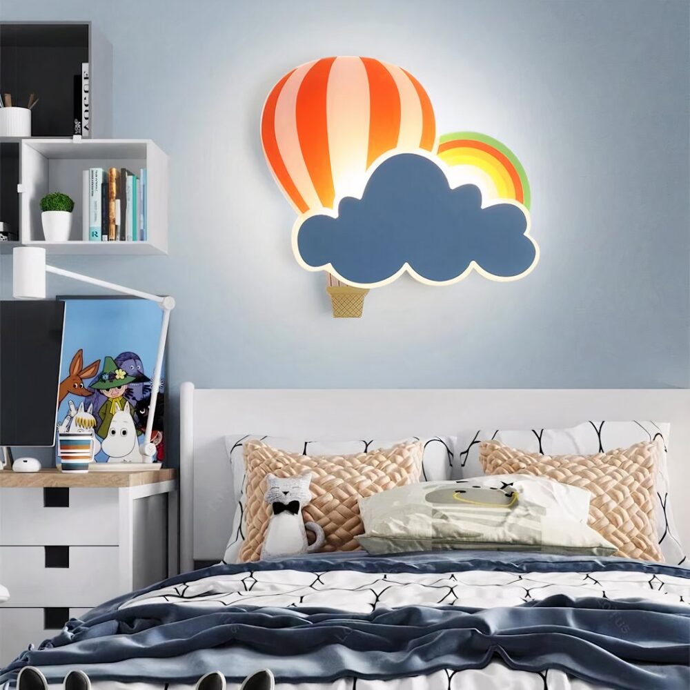 Wandlampe in Form eines Heißluftballons und einer Wolke, die an einer Wand über einem Bett in einem Kinderzimmer hängt