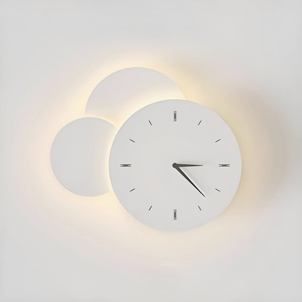 Weiße Wandleuchte mit Uhr, die an einer weißen Wand eingeschaltet ist