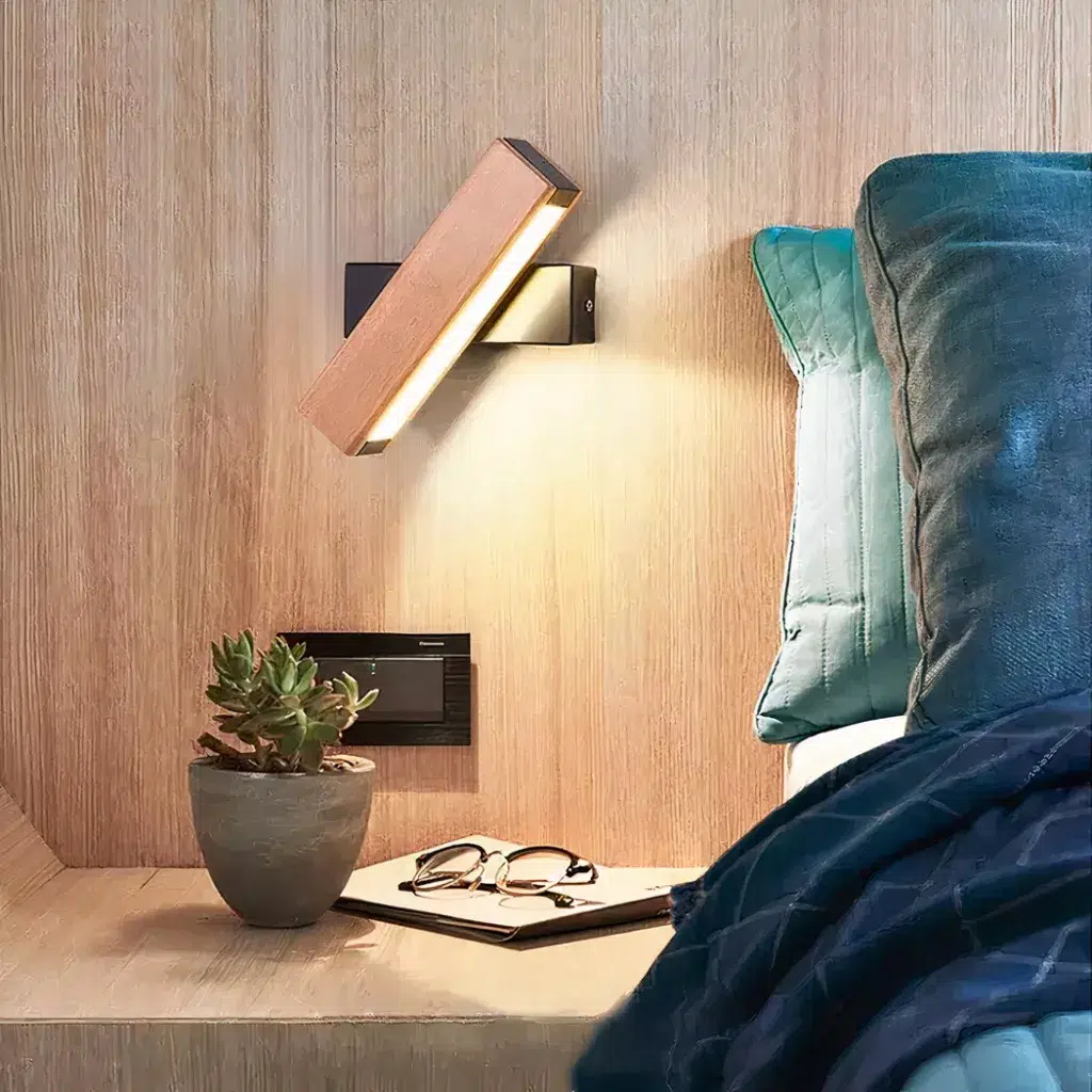 drehbare Wandleuchte aus Holz in einem Schlafzimmer