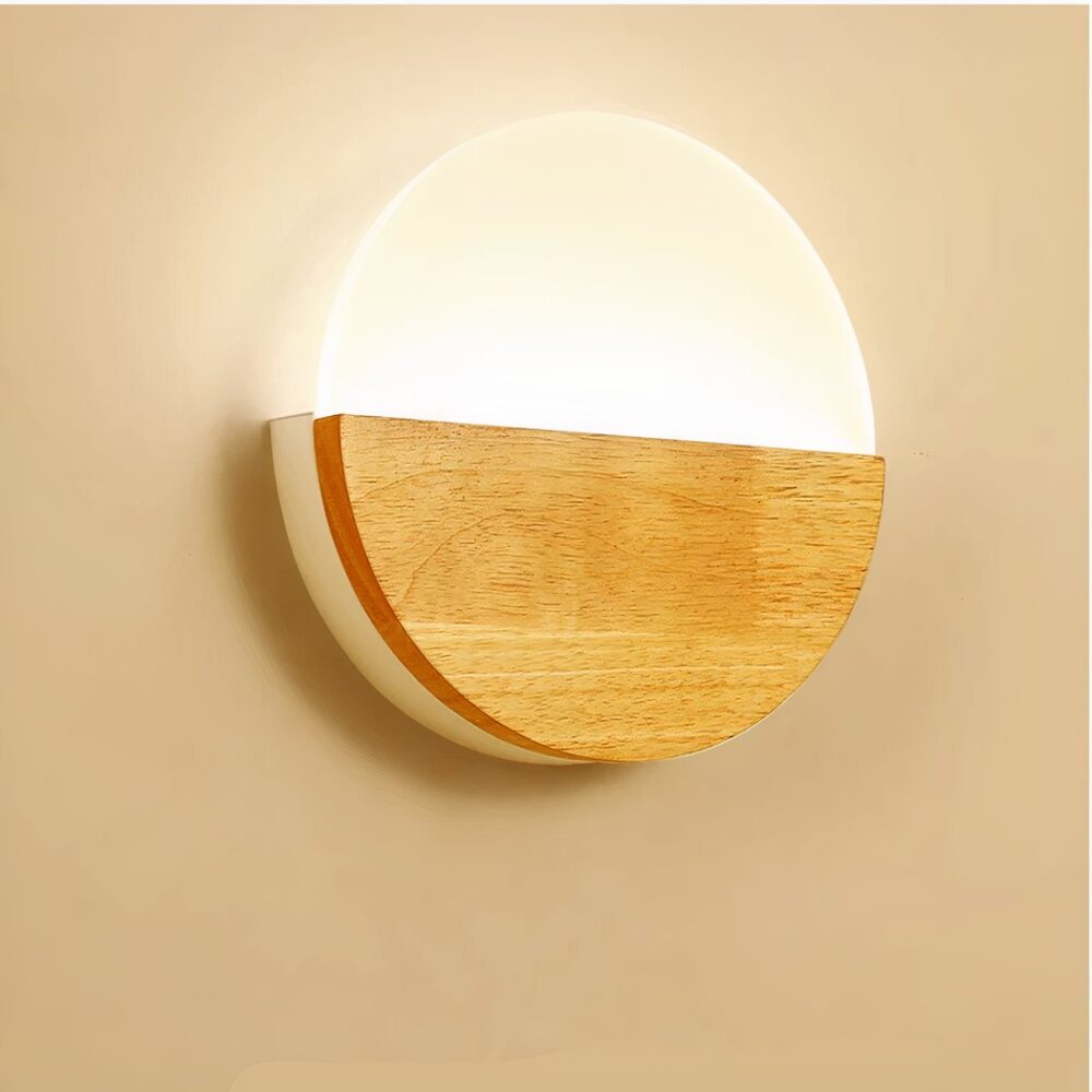 Untere Halbmond-Wandleuchte aus Holz und leuchtender oberer Halbmond aus Acryl. Wird an einer beigen Wand befestigt.