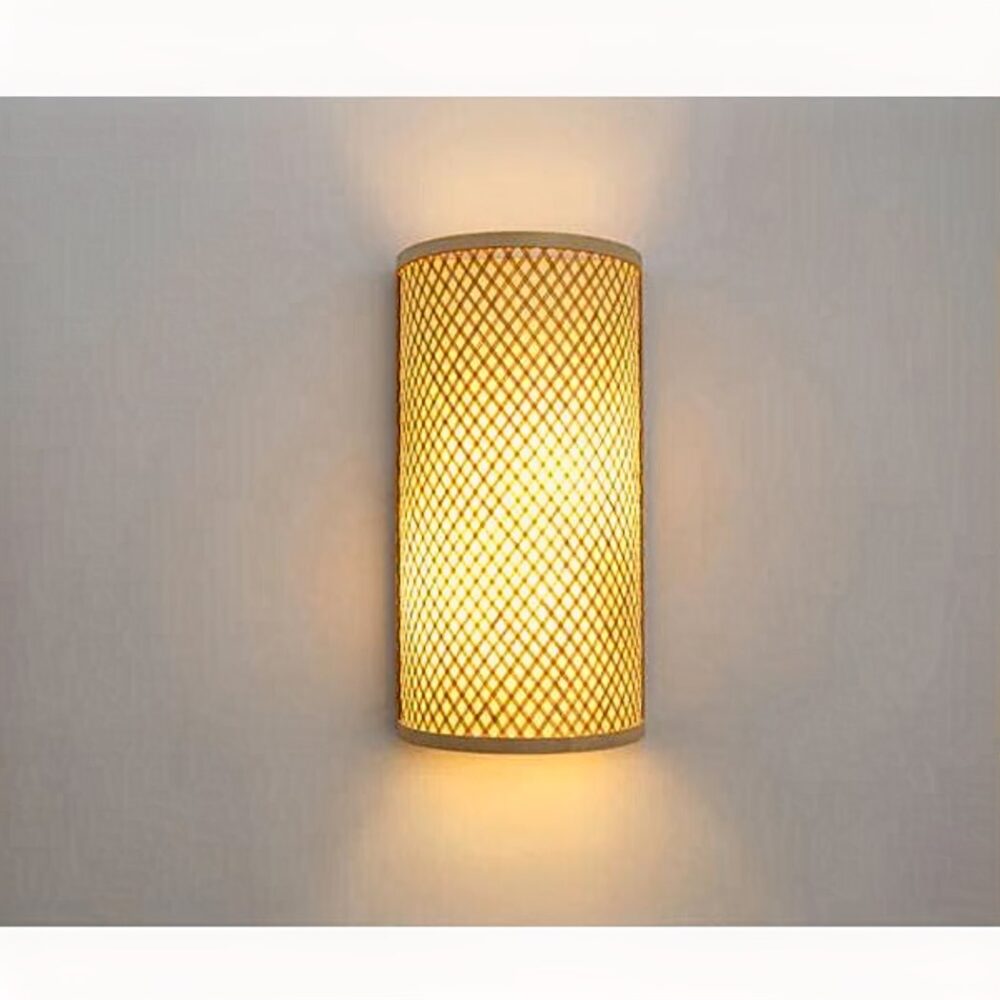 man sieht an einer grauen Wand eine vertikale Wandleuchte aus Rohrgeflecht im japanischen Stil