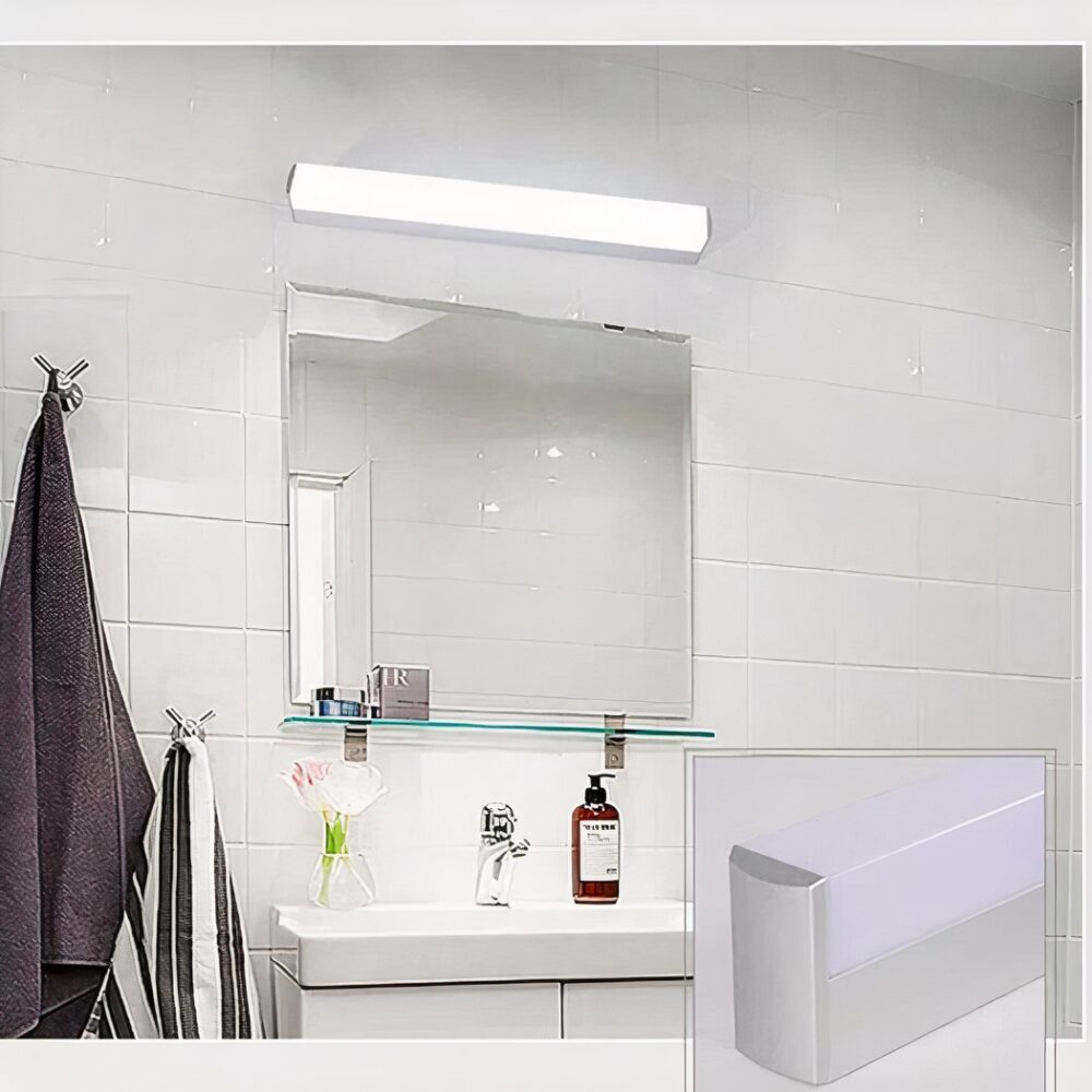 man sieht in einem weißen Badezimmer über dem Spiegel eine neonfarbene, weiße Wandleuchte