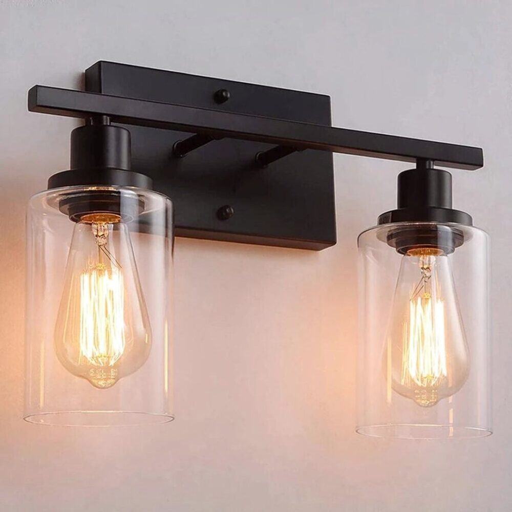 man sieht an einer hellgrauen Wand eine zweiköpfige Wandleuchte im Stil einer Industrieküche