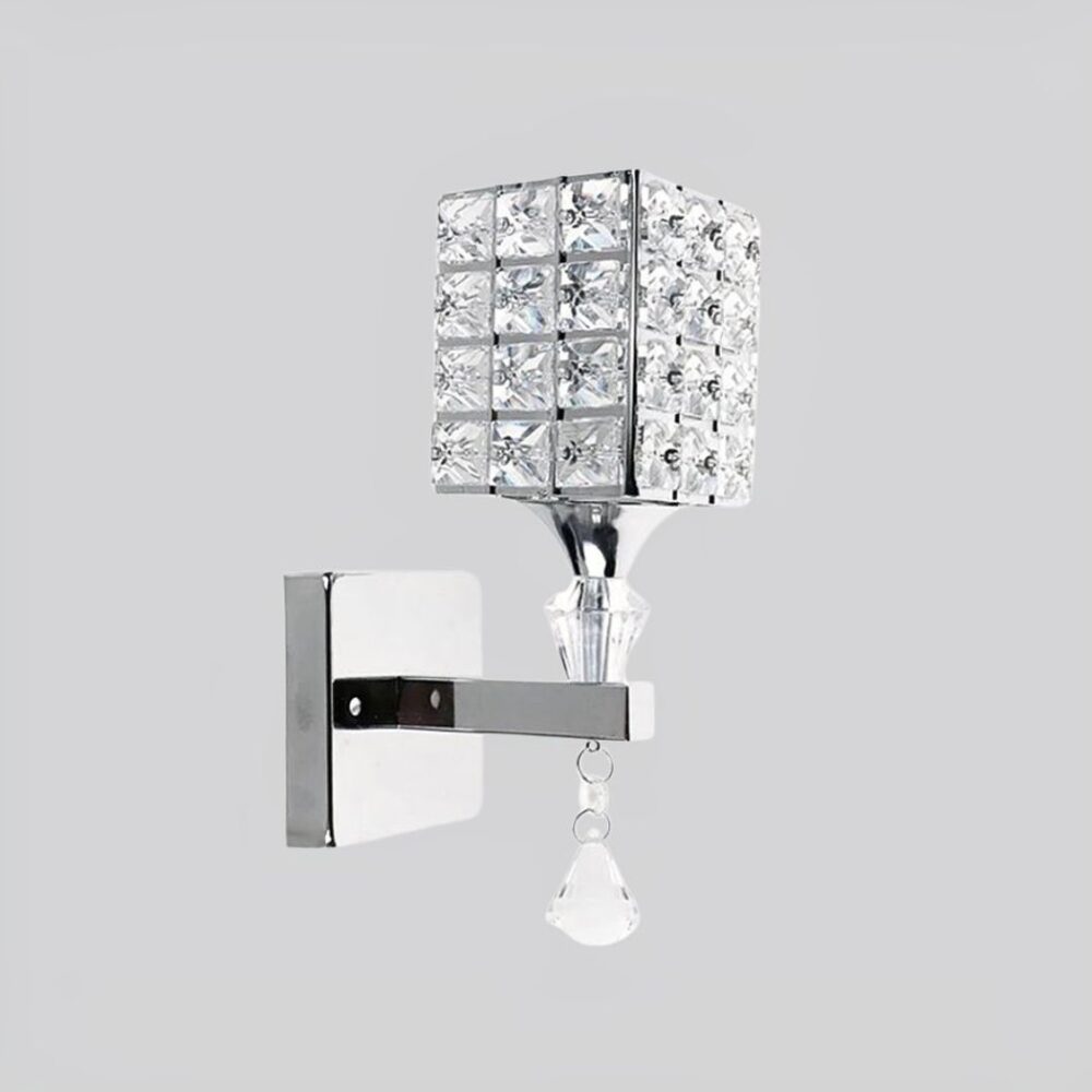 man sieht vor einem hellgrauen Hintergrund eine quadratische Wandleuchte aus Kristall