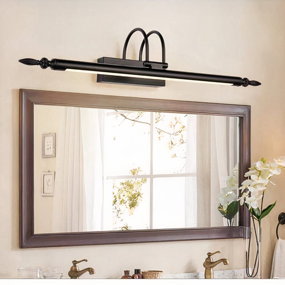 in einem Badezimmer hängt über einem Spiegel eine schwarze Wandleuchte im Retro-Stil