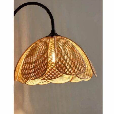 wir sehen eine Wandleuchte aus rustikalem Rohrgeflecht in Form einer Wiesenblume