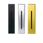 auf weißem Hintergrund ist eine schlanke, eingebaute Wandleuchte für Innenräume zu sehen, die es in dreifacher Ausführung gibt, einmal in Schwarz, einmal in Weiß und einmal in Gold