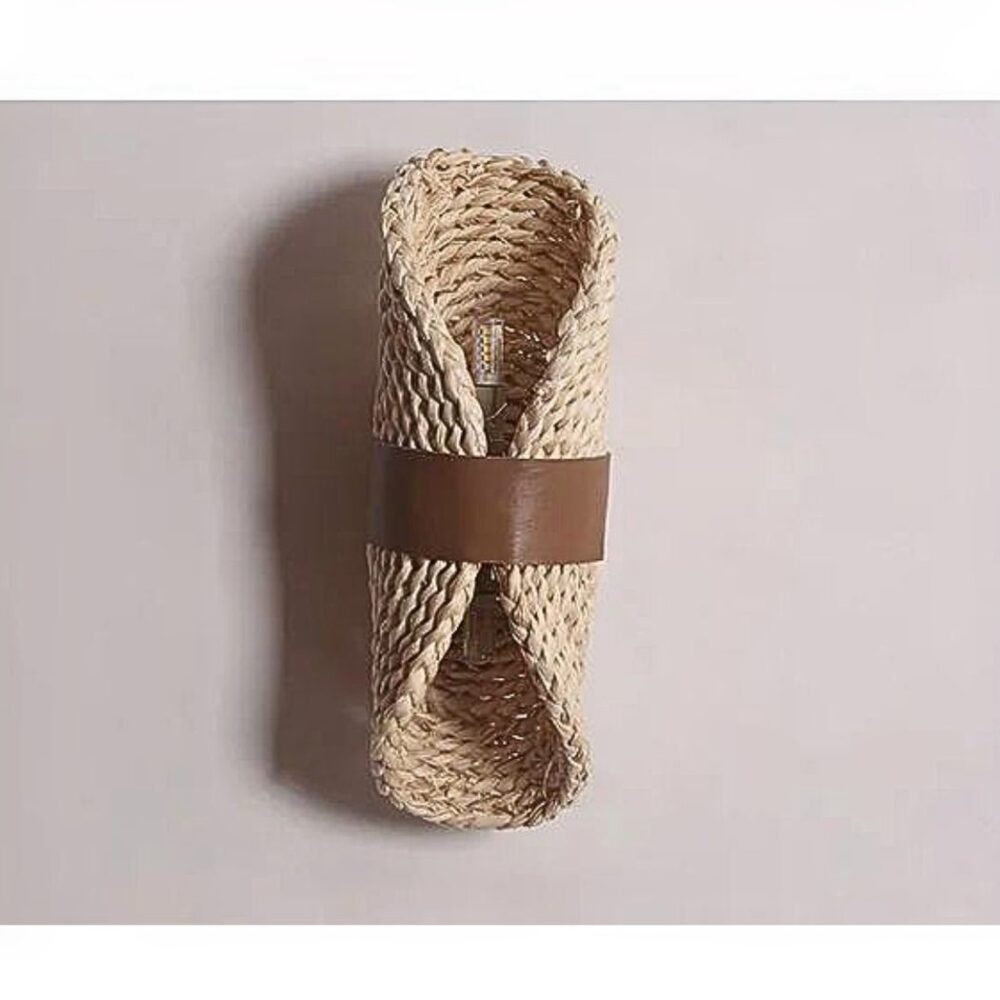 man sieht an einer hellgrauen Wand eine Wandleuchte im Bohème-Stil in hellem Beige