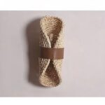 man sieht an einer hellgrauen Wand eine Wandleuchte im Bohème-Stil in hellem Beige