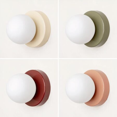 man sieht 4 kugelförmige Wandleuchten in 4 verschiedenen Farben rot, rosa, pink, grün und weiß an einer weißen Wand