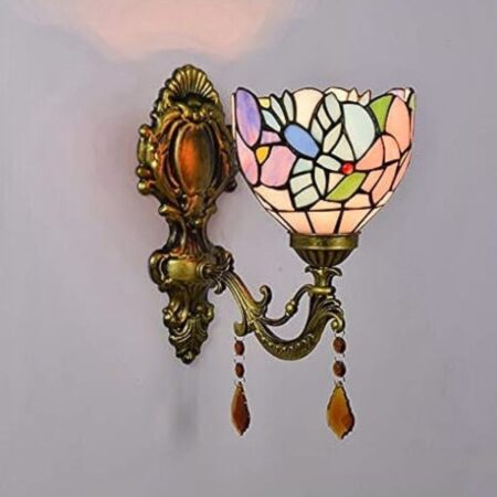 an einer hellgrauen Wand befindet sich eine rosafarbene und blaue Wandleuchte im Tiffany-Stil