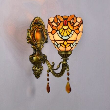 wir sehen eine Wandleuchte im Tiffany-Stil in Orangetönen auf einer hellgrauen Wand