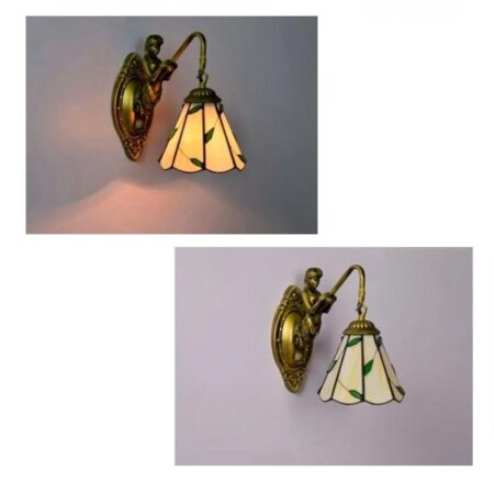 an einer hellgrauen Wand befindet sich eine hängende Wandleuchte im Tiffany-Stil