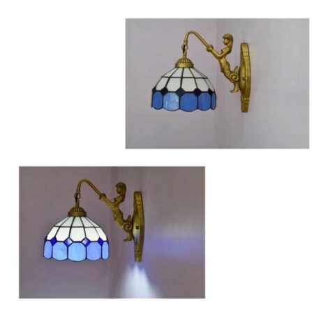 man sieht eine Wandleuchte im Tiffany-Stil in Blautönen an die Wand geschraubt