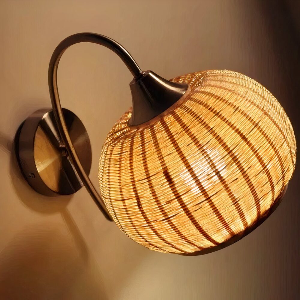 Wandleuchte Kugel aus Bambus und Weide, die angezündet und an die Wand gehängt wird.