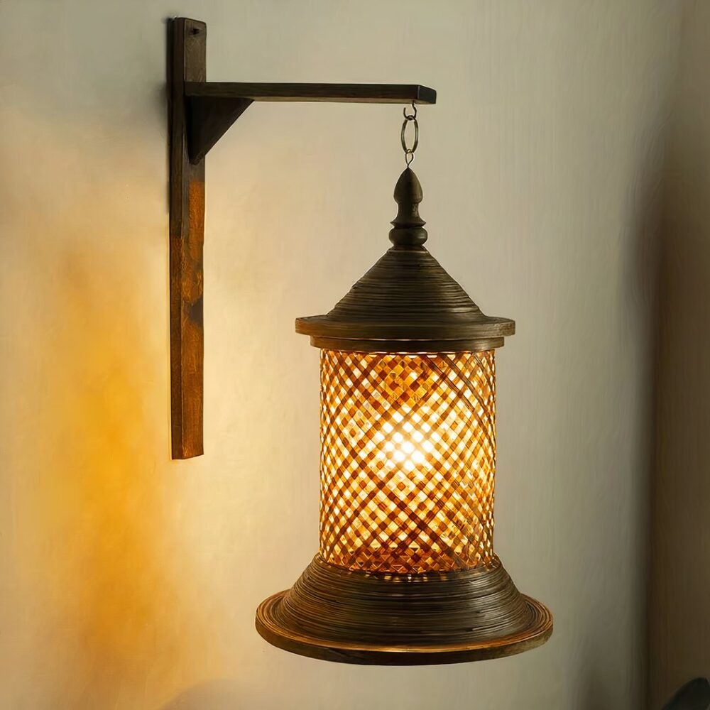 Wandleuchte aus handgewebtem Bambus, die eingeschaltet ist, hängt an einer beigefarbenen Wand.