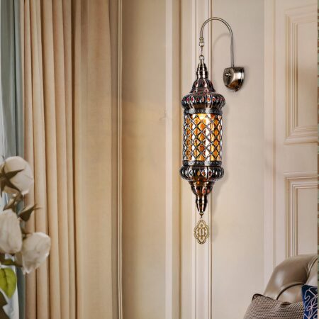 Eine Vintage-Wandleuchte im orientalischen Stil hängt an einer Wand