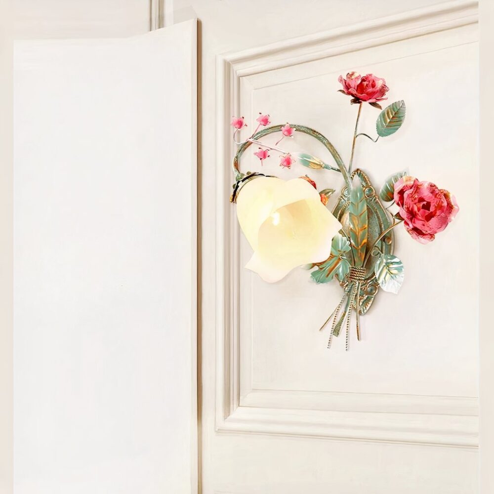 Retro-Wandleuchte aus Schmiedeeisen und in Form einer angezündeten Blume, die an einer weißen Wand befestigt ist.