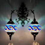 Wandleuchte im orientalischen Stil mit blau schimmernden Mosaiksteinen