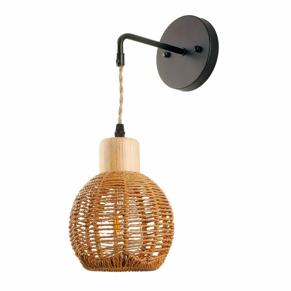 man sieht vor einem weißen Hintergrund eine hängende Wandleuchte aus Rattan im Bohemian Style