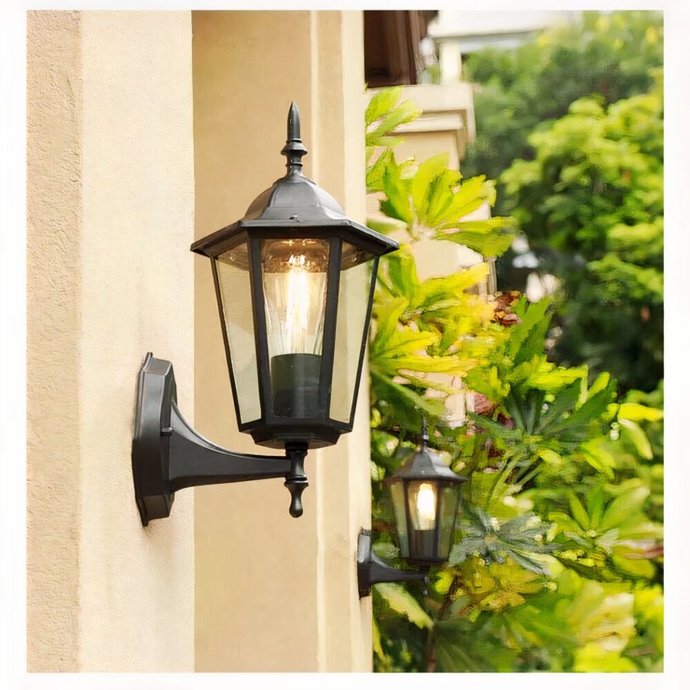 man sieht an einer Außenwand eine schwarze Vintage-Wandleuchte für den Außenbereich