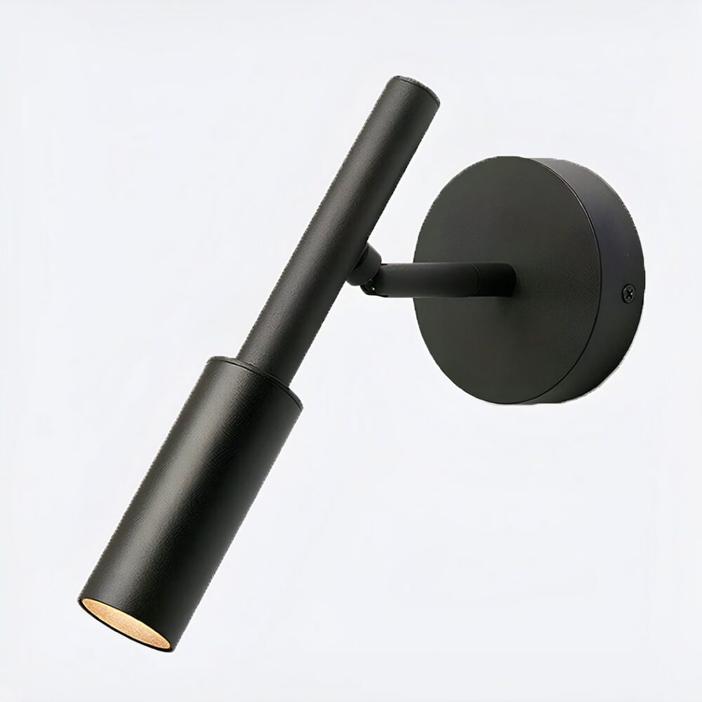 Schwarze Wandleseleuchte mit rundem Sockel und schwenkbarem Stab. LED ist eingeschaltet. Auf bläulichem Hintergrund.